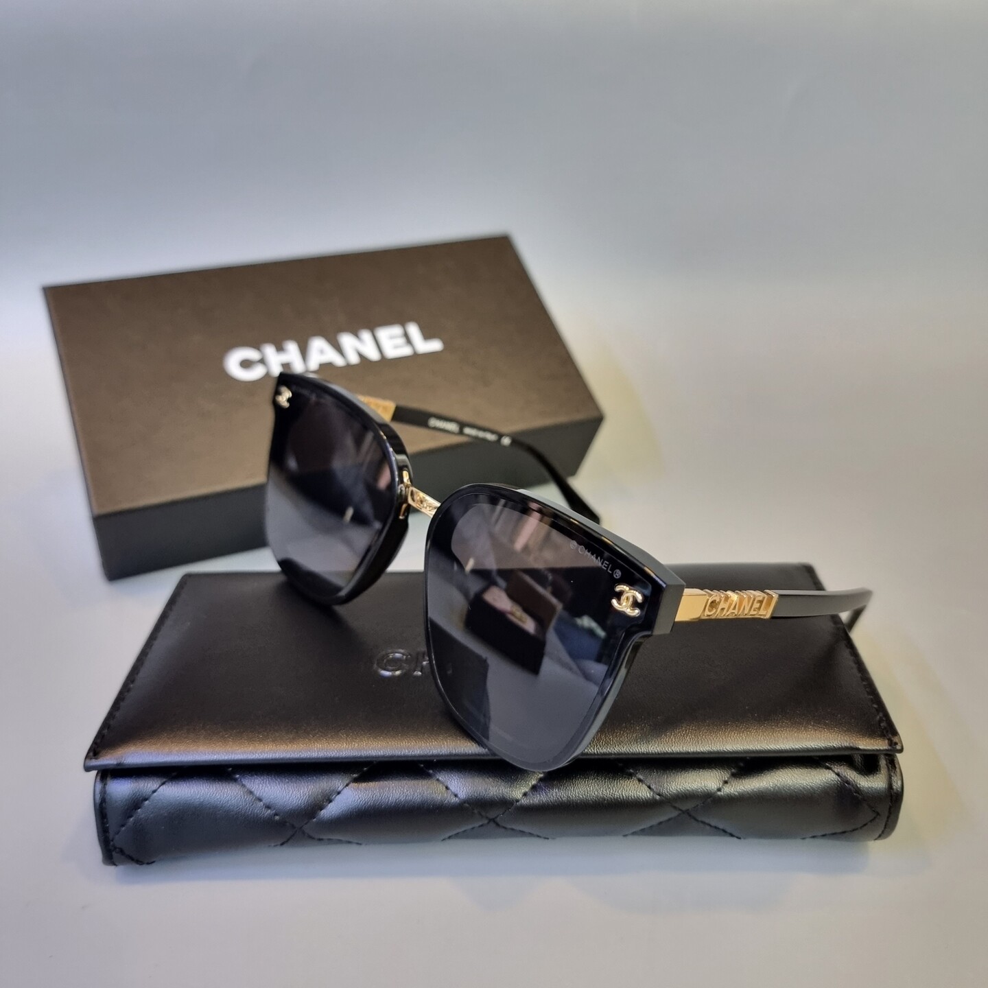 Mắt kính Chanel giá bao nhiêu Cách phân biệt hàng chính hãng fake  HMK  Eyewear